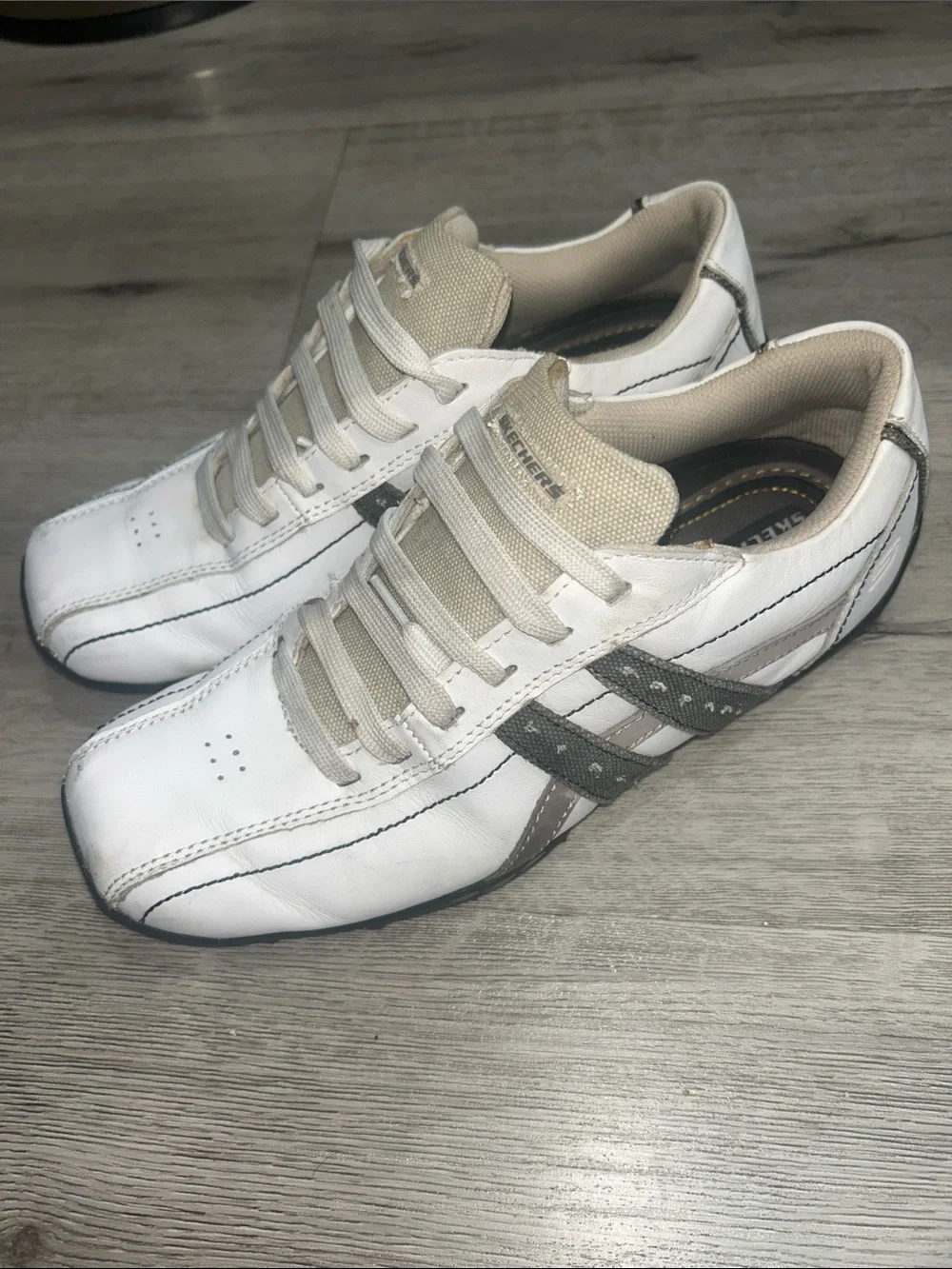 Skechers Men’s White and Gray Leather Athletic Relaxed Step Lace-Up Sneakers